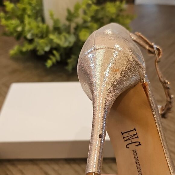 Elegant Gold T Strap Floral Heels Size 7 INC - Picture 13 of 16